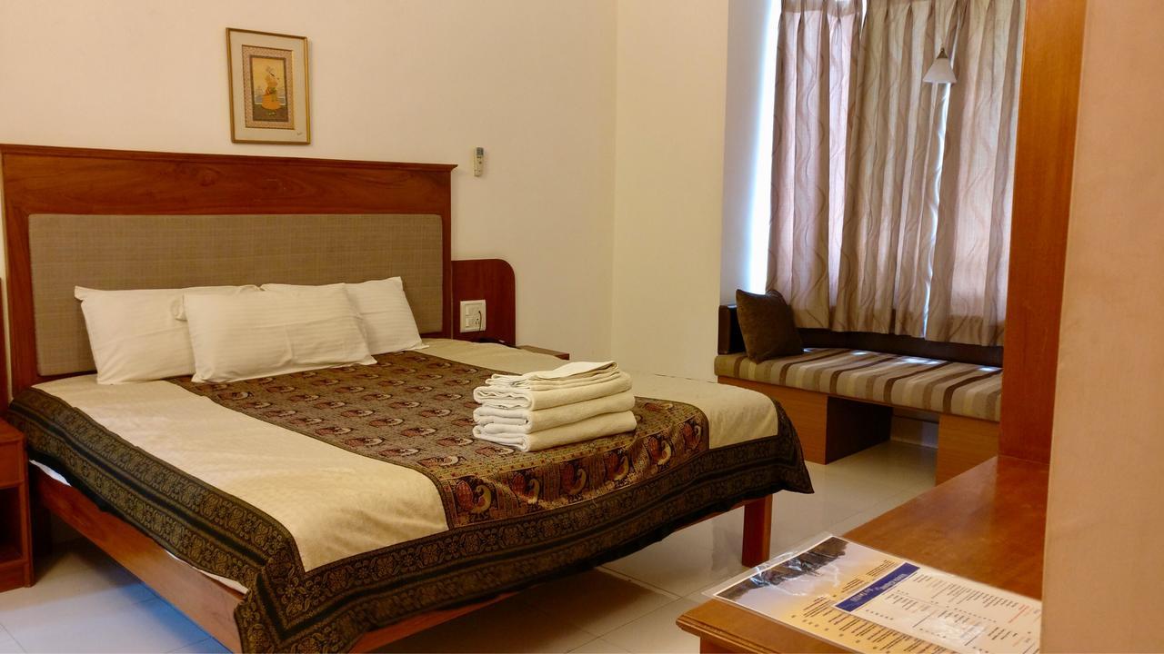 Sai Towers Hotel Puttaparthi Buitenkant foto