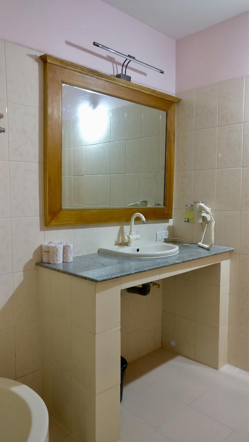 Sai Towers Hotel Puttaparthi Buitenkant foto