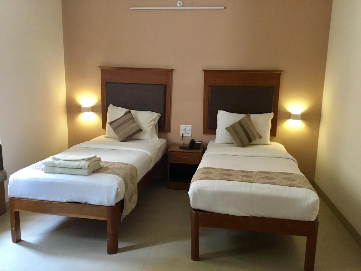 Sai Towers Hotel Puttaparthi Buitenkant foto