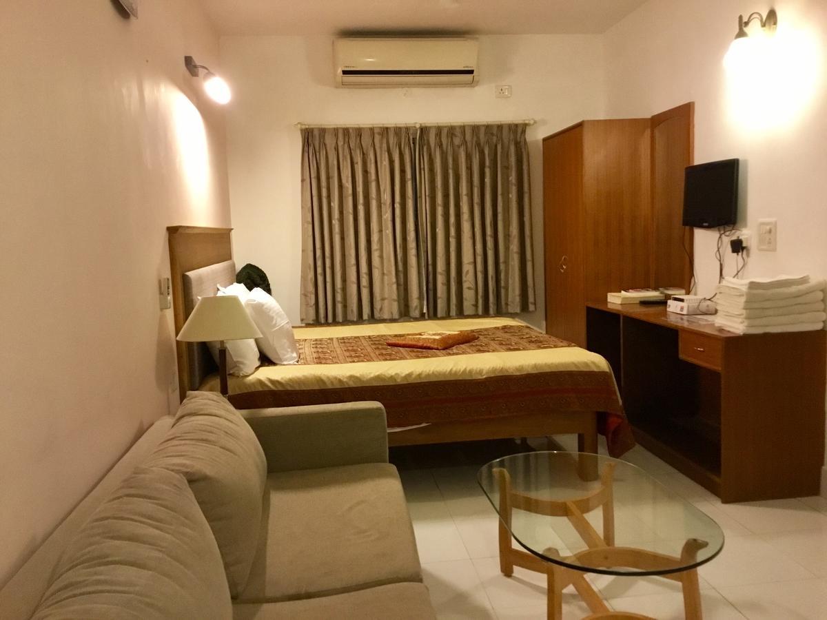 Sai Towers Hotel Puttaparthi Buitenkant foto