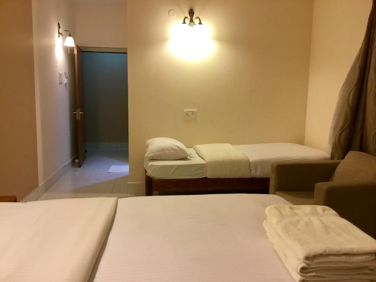 Sai Towers Hotel Puttaparthi Buitenkant foto
