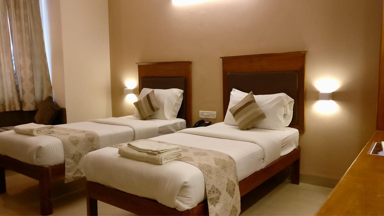 Sai Towers Hotel Puttaparthi Buitenkant foto