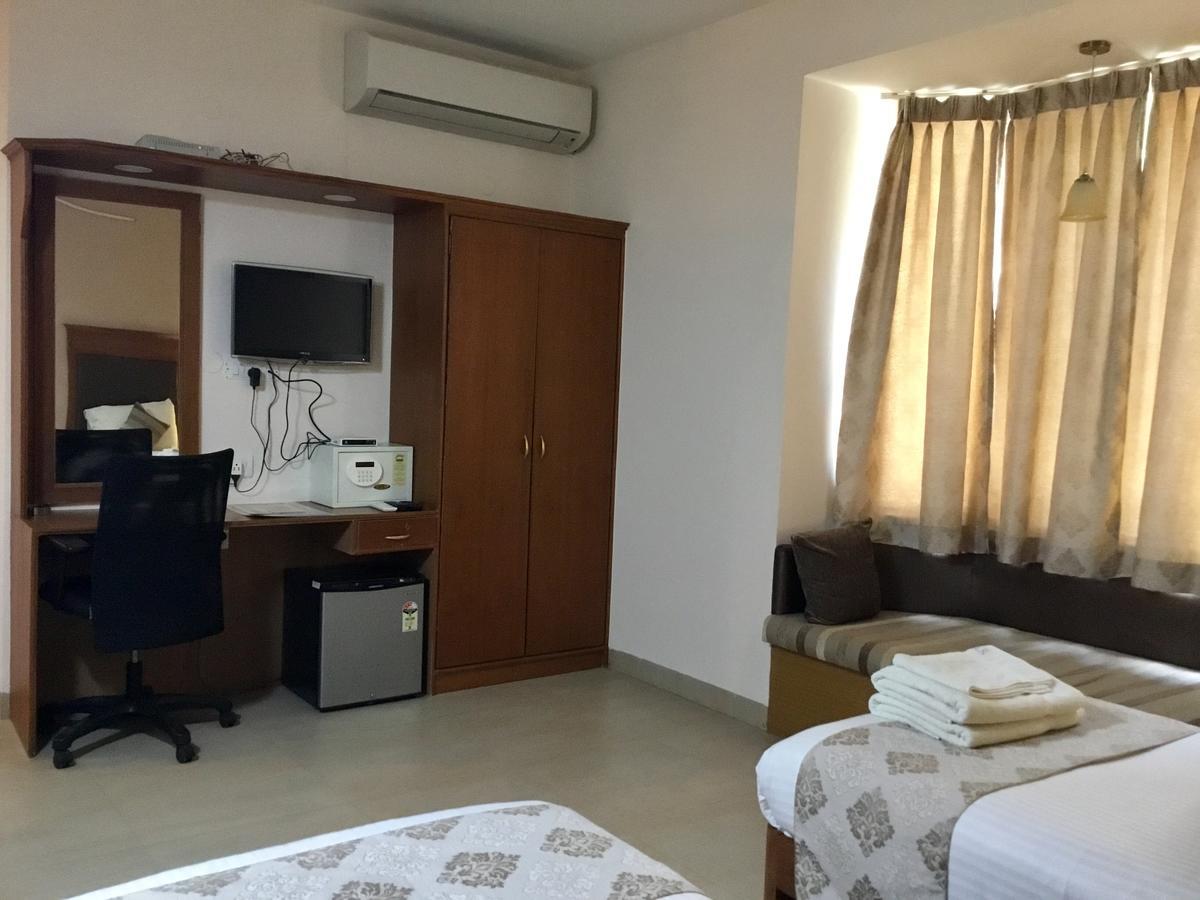 Sai Towers Hotel Puttaparthi Buitenkant foto