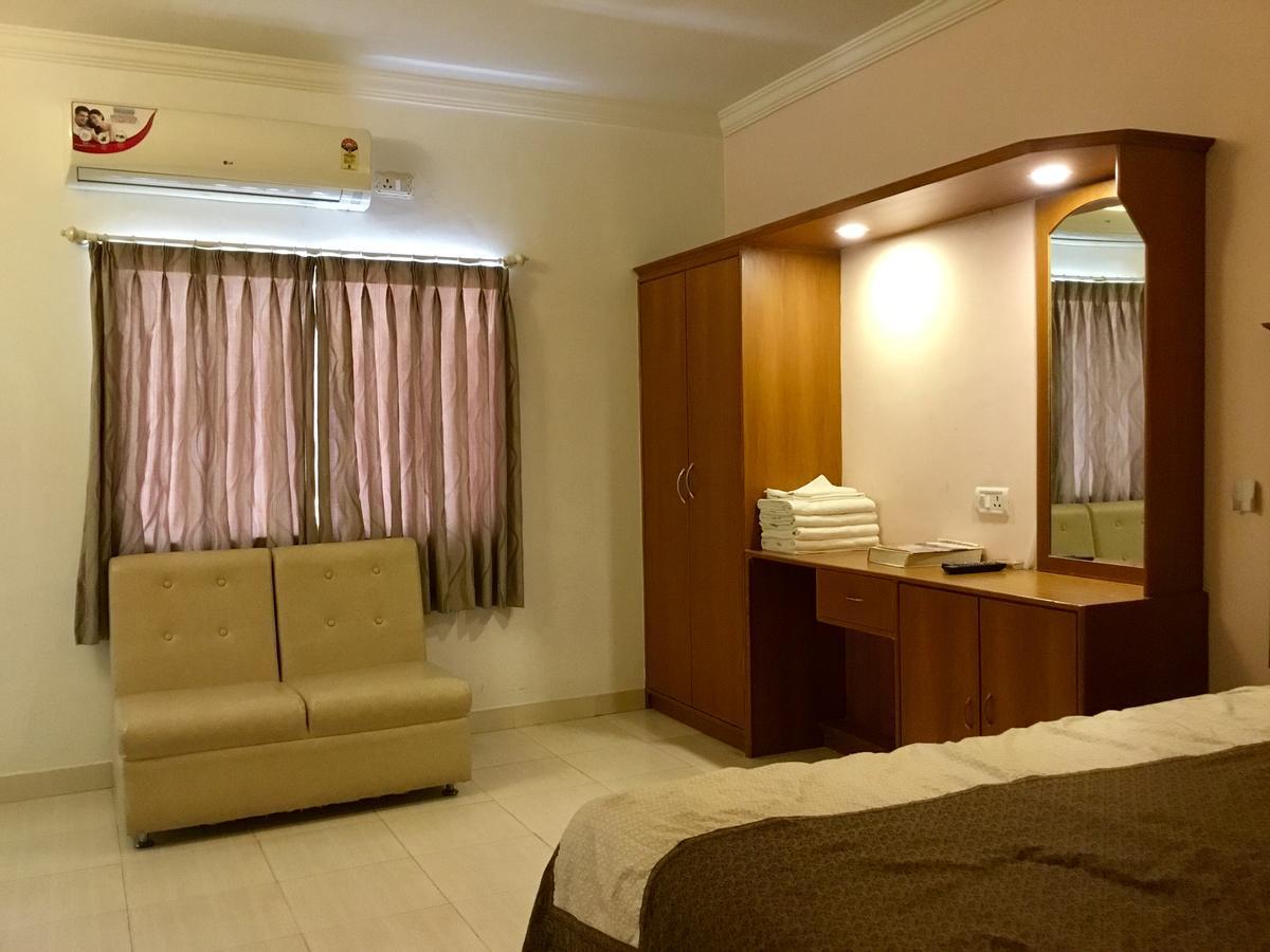 Sai Towers Hotel Puttaparthi Buitenkant foto