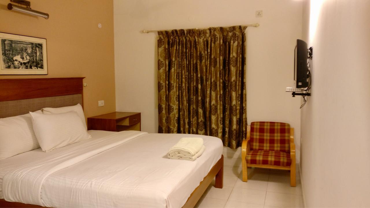 Sai Towers Hotel Puttaparthi Buitenkant foto