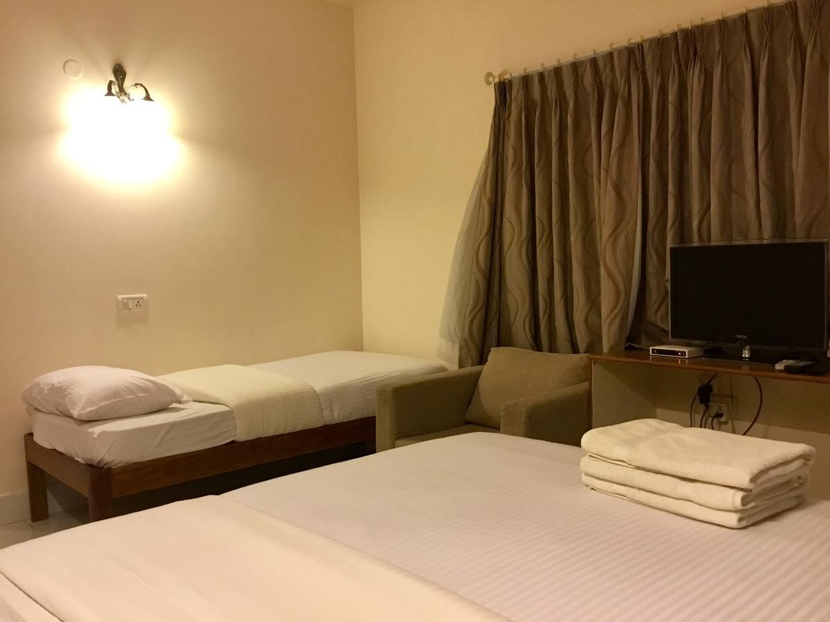 Sai Towers Hotel Puttaparthi Buitenkant foto