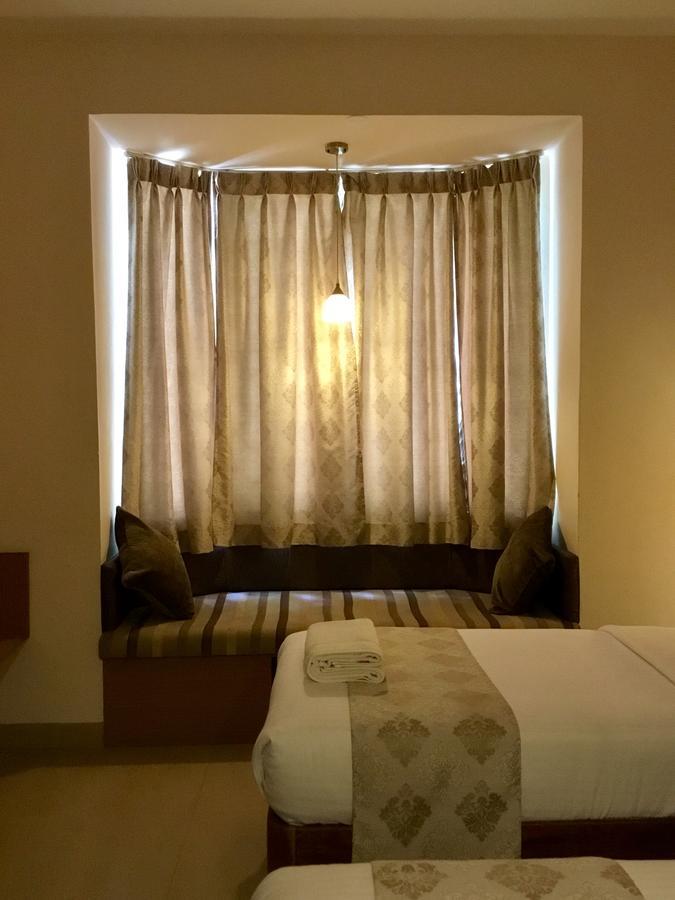 Sai Towers Hotel Puttaparthi Buitenkant foto