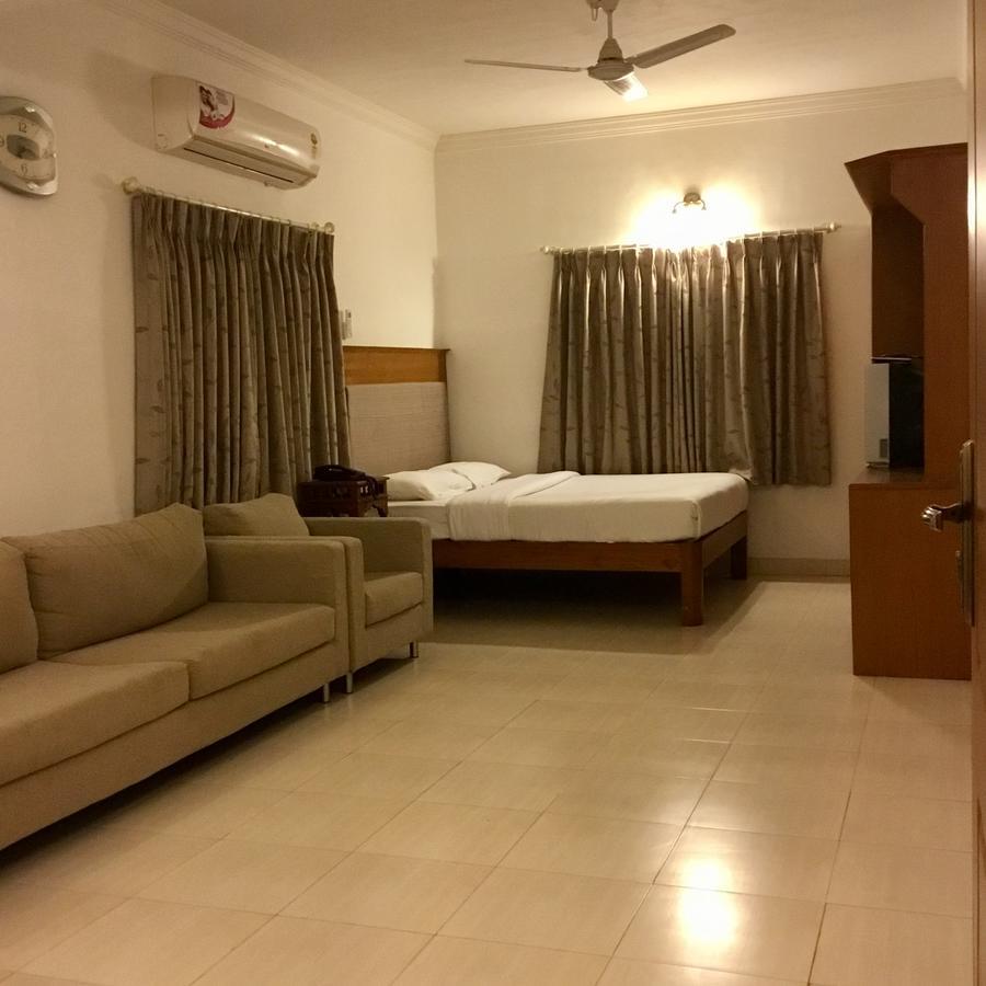 Sai Towers Hotel Puttaparthi Buitenkant foto