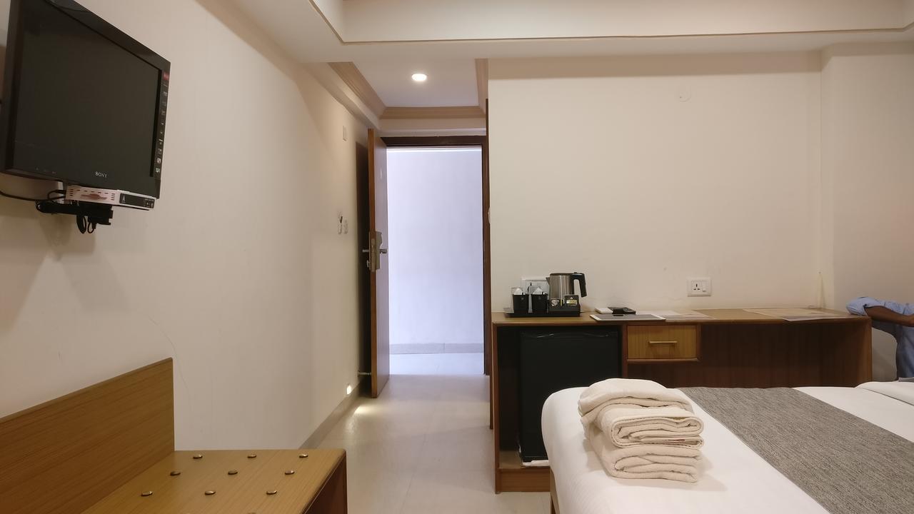Sai Towers Hotel Puttaparthi Buitenkant foto