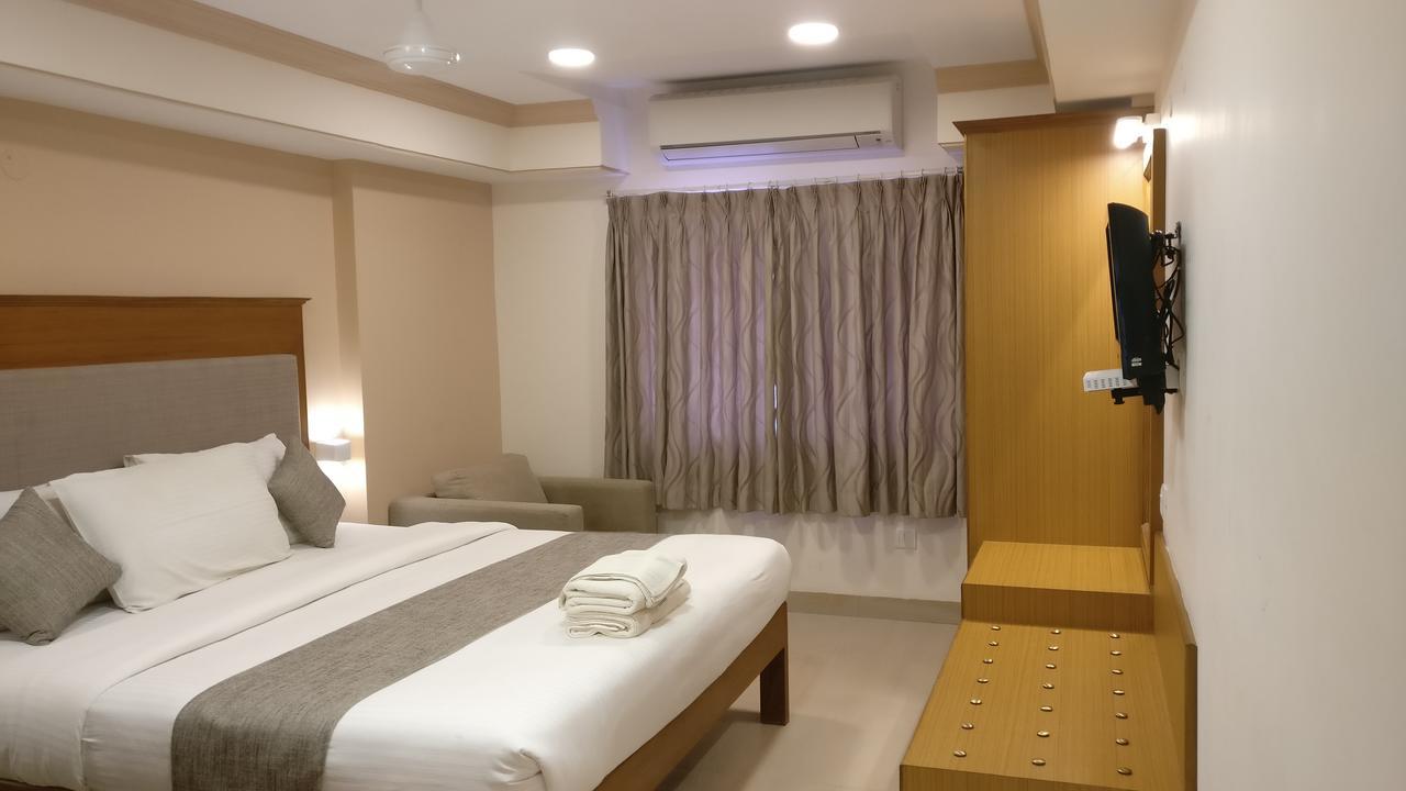 Sai Towers Hotel Puttaparthi Buitenkant foto