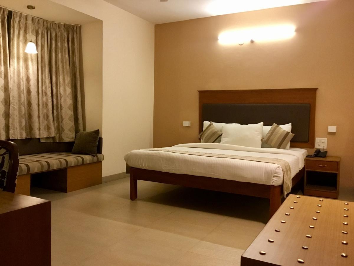 Sai Towers Hotel Puttaparthi Buitenkant foto