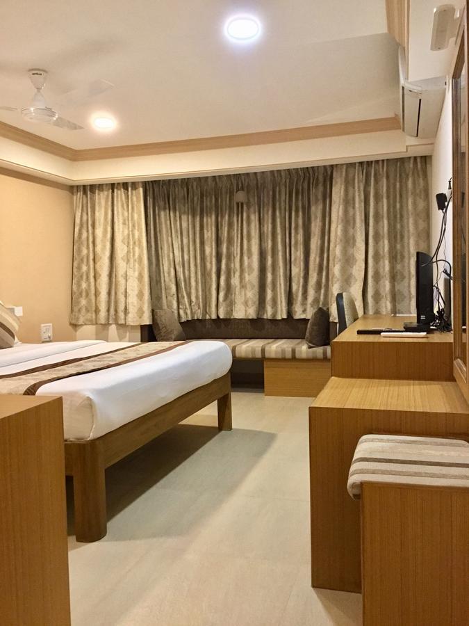 Sai Towers Hotel Puttaparthi Buitenkant foto