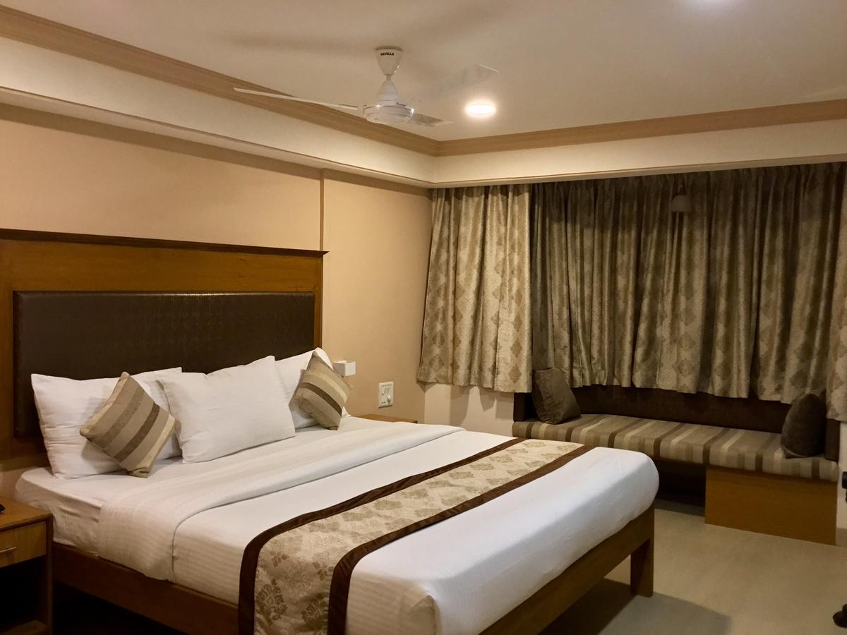Sai Towers Hotel Puttaparthi Buitenkant foto